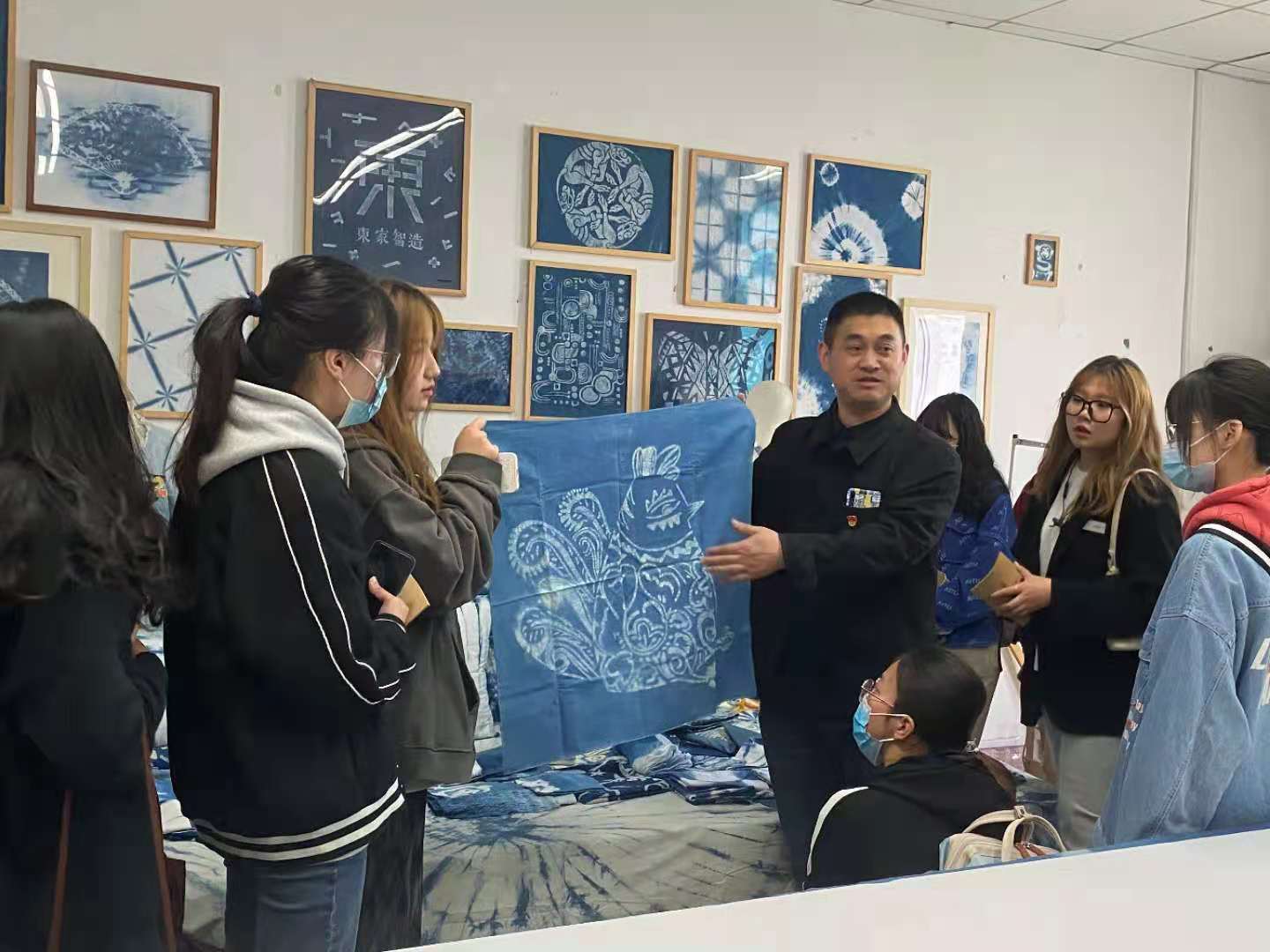 攜手并進，共繪藝設新篇——江蘇大學藝術學院師生赴藝術設計學院考察交流活動紀實